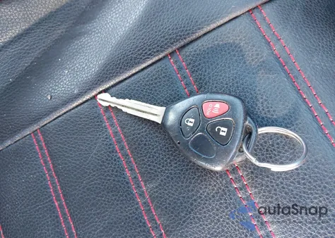 2011 Toyota Matrix z USA, uszkodzony, nr VIN 2T1KU4EE4BC682625